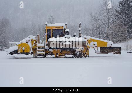 Un régulateur de ballast par jour de neige, sur les voies de la cour de chemin de fer de BNSF, dans la ville de Troy, Montana. Burlington Northern et Santa Fe Railway était Banque D'Images