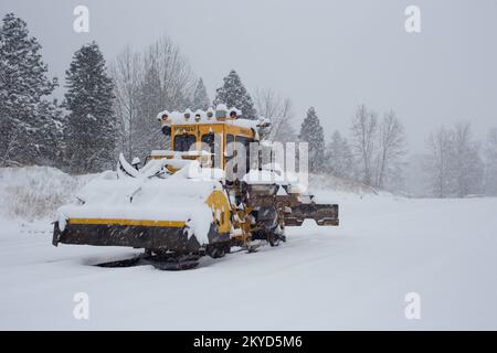 Un régulateur de ballast par jour de neige, sur les voies de la cour de chemin de fer de BNSF, dans la ville de Troy, Montana. Burlington Northern et Santa Fe Railway était Banque D'Images