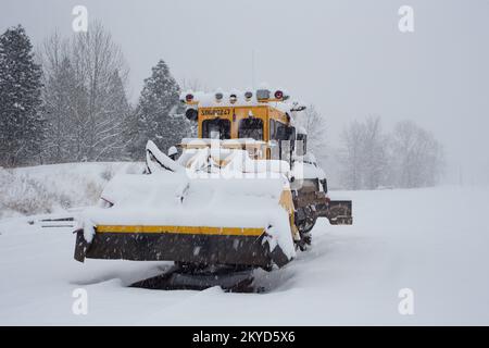 Un régulateur de ballast par jour de neige, sur les voies de la cour de chemin de fer de BNSF, dans la ville de Troy, Montana. Burlington Northern et Santa Fe Railway était Banque D'Images