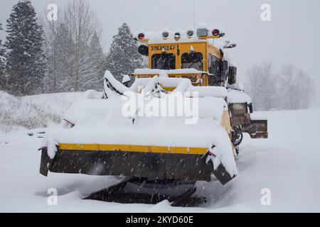 Un régulateur de ballast par jour de neige, sur les voies de la cour de chemin de fer de BNSF, dans la ville de Troy, Montana. Burlington Northern et Santa Fe Railway était Banque D'Images