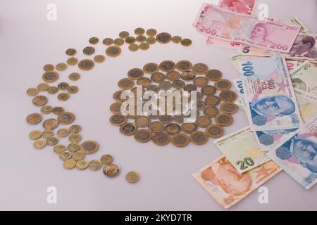 Lire turque forme un croissant de pièces à côté de billets Lire turque Banque D'Images