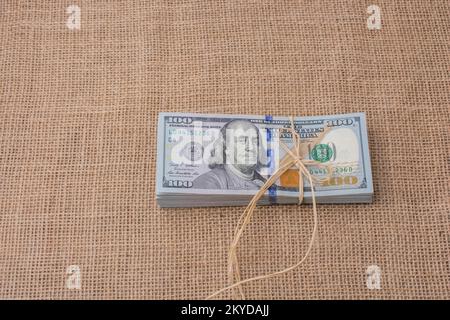 L'ensemble des billets de US dollar attaché avec un ruban coloré Banque D'Images