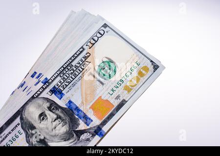 Billets américains de 100 dollars en papier placés sur fond blanc Banque D'Images