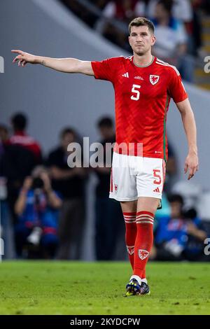 AR Rayyan, Qatar. 29th novembre 2022. Football : coupe du monde, pays de Galles - Angleterre, cycle préliminaire, Groupe B, Matchday 3, Ahmed bin Ali Stadium, Chris Mepham du pays de Galles gestes. Crédit : Tom Weller/dpa/Alay Live News Banque D'Images