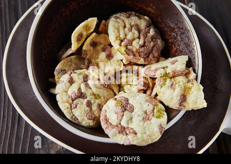 Croustilles feuilletées avec pois chiches, pois et haricots sur plaque sur fond de bois. Pose à plat. Gros plan Banque D'Images