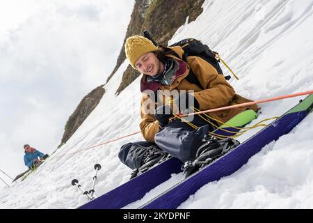 Exercice dans la crevasse de sauvetage pour les randonnées à ski, gestion des risques en hiver dans les montagnes, vallée de Neustift im Stubai, Tyrol, Autriche Banque D'Images
