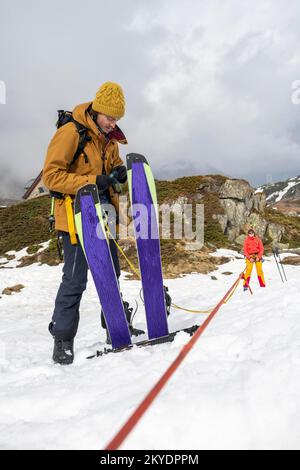 Exercice dans la crevasse de sauvetage pour les randonnées à ski, gestion des risques en hiver dans les montagnes, vallée de Neustift im Stubai, Tyrol, Autriche Banque D'Images