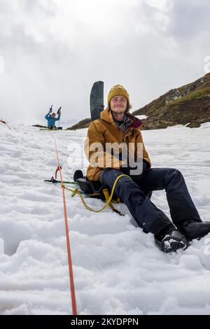 Exercice dans la crevasse de sauvetage pour les randonnées à ski, gestion des risques en hiver dans les montagnes, vallée de Neustift im Stubai, Tyrol, Autriche Banque D'Images