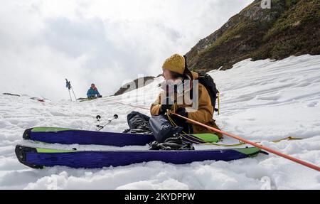 Exercice dans la crevasse de sauvetage pour les randonnées à ski, gestion des risques en hiver dans les montagnes, vallée de Neustift im Stubai, Tyrol, Autriche Banque D'Images