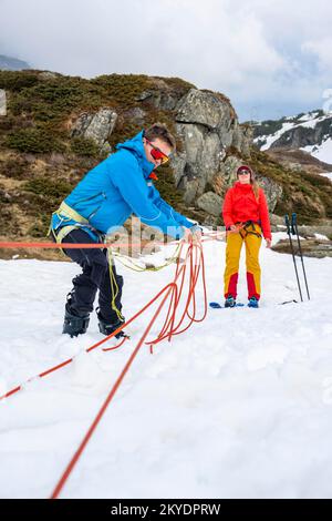 Exercice dans la crevasse de sauvetage pour les randonnées à ski, gestion des risques en hiver dans les montagnes, vallée de Neustift im Stubai, Tyrol, Autriche Banque D'Images