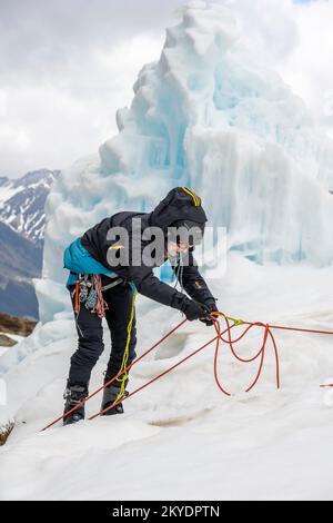 Exercice dans la crevasse de sauvetage pour les randonnées à ski, gestion des risques en hiver dans les montagnes, vallée de Neustift im Stubai, Tyrol, Autriche Banque D'Images