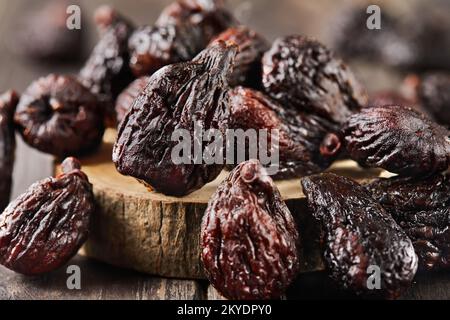 Figues de mission séchées sur scène en bois et fond en bois. Mise au point sélective. Gros plan Banque D'Images