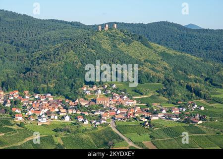 VUE AÉRIENNE.Les trois châteaux du Haut-Eguisheim donnent sur le village de Husseren-les-Châteaux.Haut-Rhin, Alsace, Grand est, France. Banque D'Images