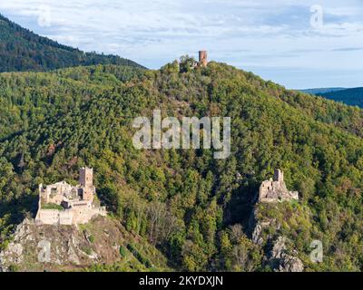 VUE AÉRIENNE. Les châteaux de Ribeauvillé ; (de gauche à droite) Saint-Ulrich, Haut-Ribeaupierre et Girsberg. Haut-Rhin, Alsace, Grand est, France. Banque D'Images