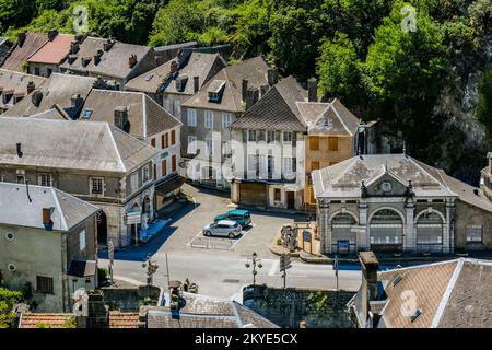 Vue sur la petite ville de Saint Beat Lez place principale dans le sud de la France (haute Garonne) Banque D'Images