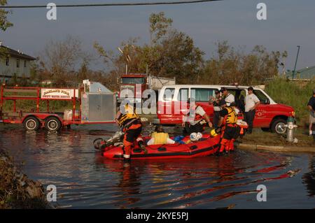 Ouragan Katrina, la Nouvelle-Orléans, LA, 2 septembre 2005 -- les travailleurs de la recherche et du sauvetage en milieu urbain de la FEMA aident les résidents des quartiers touchés par l'ouragan Katrina. Jocelyn Augustino/FEMA Banque D'Images