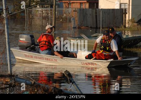 Ouragan Katrina, la Nouvelle-Orléans, LA, 2 septembre 2005 -- les travailleurs de la recherche et du sauvetage en milieu urbain de la FEMA aident les résidents des quartiers touchés par l'ouragan Katrina. Jocelyn Augustino/FEMA Banque D'Images