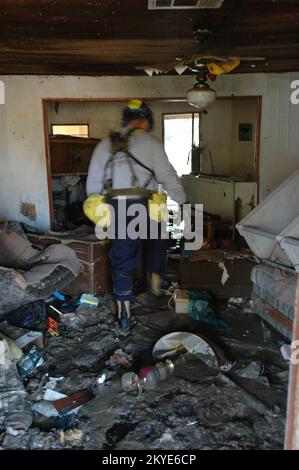 L'ouragan Katrina, Biloxi, 3 septembre 2005 -- des membres de l'équipe de recherche et de sauvetage en milieu urbain (US&R) de l'Indiana 1 font la recherche d'une maison endommagée pour les victimes de l'ouragan Katrina. La côte du golfe du Mississippi a subi des dommages extrêmes dus à l'ouragan. Banque D'Images