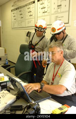 Ouragan Katrina, la Nouvelle-Orléans, LA, 4 septembre 2005 -- les travailleurs de la recherche et du sauvetage en milieu urbain de la FEMA passent en charge les plans à la base des opérations de l'ouragan Katrina. Jocelyn Augustino/FEMA Banque D'Images