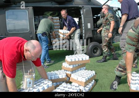 Ouragan Katrina, Ocean Springs, divers, 6 septembre 2005 -- des représentants de la FEMA et des membres de la Garde nationale de l'Ohio font une livraison d'eau potable à Ocean Springs, divers L'ouragan Katrina a perturbé l'approvisionnement en eau le long de la côte du golfe du Mississippi. Banque D'Images