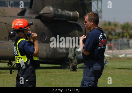 Ouragan Katrina, la Nouvelle-Orléans, LA, 8 septembre 2005 -- les travailleurs de la recherche et du sauvetage urbains de la FEMA discutent des opérations de sauvetage dans les zones touchées par l'ouragan Katrina. Jocelyn Augustino/FEMA Banque D'Images