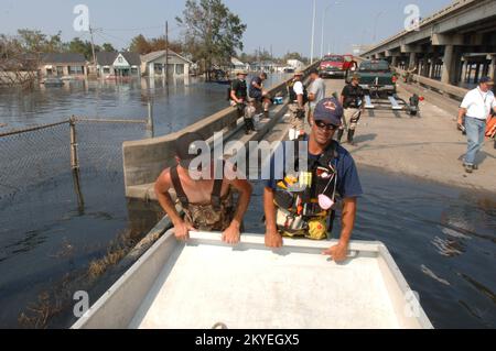 Ouragan Katrina, la Nouvelle-Orléans, LA, 10 septembre 2005 -- les travailleurs de la recherche et du sauvetage en milieu urbain de la FEMA se préparent à se rendre dans les zones touchées par l'ouragan Katrina. Jocelyn Augustino/FEMA Banque D'Images