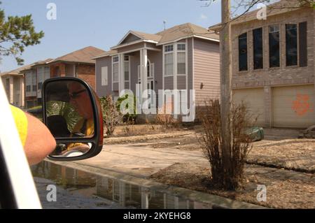 Ouragan Katrina, la Nouvelle-Orléans, LA, 12 septembre 2005 -- les travailleurs de la recherche et du sauvetage en milieu urbain de la FEMA traversent les quartiers touchés par l'ouragan Katrina. Jocelyn Augustino/FEMA Banque D'Images