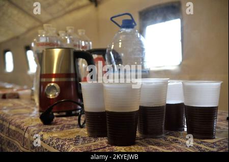 LADYZHYN, UKRAINE - 29 NOVEMBRE 2022 - la vapeur s'élève des tasses avec des boissons chaudes à un point d'invincibilité, une urgence militaire ayant été décl Banque D'Images