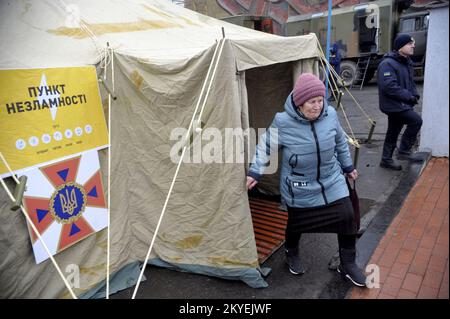 LADYZHYN, UKRAINE - le 29 NOVEMBRE 2022 - Une femme âgée quitte un point d'invincibilité car une urgence militaire a été déclarée dans la ville qui suit Banque D'Images