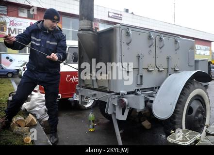 LADYZHYN, UKRAINE - 29 NOVEMBRE 2022 - Un secouriste s'occupe d'un poêle près d'un point d'invincibilité, une urgence militaire ayant été déclarée dans le to Banque D'Images