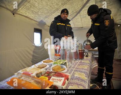 LADYZHYN, UKRAINE - 29 NOVEMBRE 2022 - les sauveteurs sont photographiés à un point d'invincibilité, une urgence militaire ayant été déclarée dans la ville de Follow Banque D'Images