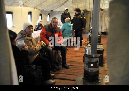 LADYZHYN, UKRAINE - LE 29 NOVEMBRE 2022 - les gens restent à un point d'invincibilité car une urgence militaire a été déclarée dans la ville après la Russie Banque D'Images