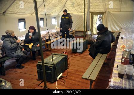 LADYZHYN, UKRAINE - LE 29 NOVEMBRE 2022 - les gens restent à un point d'invincibilité car une urgence militaire a été déclarée dans la ville après la Russie Banque D'Images