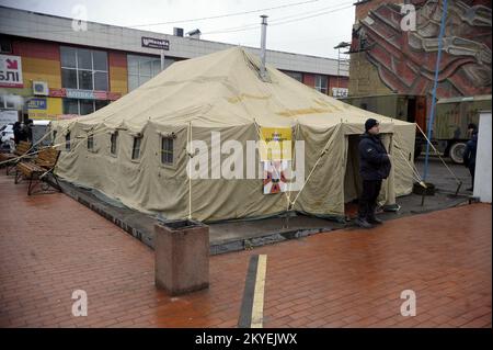 LADYZHYN, UKRAINE - 29 NOVEMBRE 2022 - Un sauveteur se tient en dehors d'un point d'invincibilité, une urgence militaire ayant été déclarée dans la ville de Follow Banque D'Images