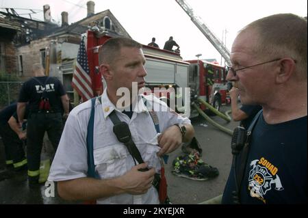 Ouragan Katrina, la Nouvelle-Orléans, LA., 9/18/2005 -- Un chef de la FDNY (Service des incendies New York) parle au service des incendies de la Nouvelle-Orléans. Un patron d'escouade sur la scène d'un incendie de maison dans un quartier d'Alger. La FDNY est venue à la Nouvelle-Orléans pour aider le service des incendies de la Nouvelle-Orléans à la suite de l'ouragan Katrina. Photo FEMA/Andrea Booher Banque D'Images