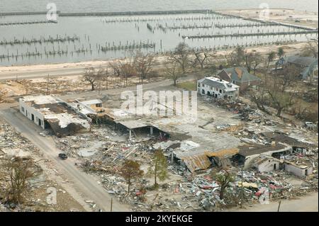 Ouragan Katrina, Gulfport, MS., 9/19/2005 -- vue aérienne des entreprises et des maisons endommagées et détruites le long de la côte dans la région de Biloxi/Gulfport à la suite de l'ouragan Katrina. Andrea Booher/FEMA Banque D'Images