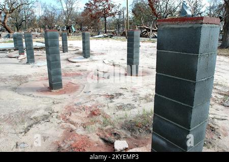 Ouragan Katrina, Biloxi, Mils., 26 septembre 2005 -- il ne reste que des colonnes de cette maison Biloxi, Mal. L'ouragan Katrina a causé des dégâts importants tout le long de la côte du golfe du Mississippi. Banque D'Images