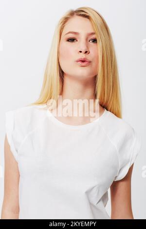 Naturel, jeune et absolument magnifique. Une jolie jeune blonde isolée sur un fond blanc. Banque D'Images