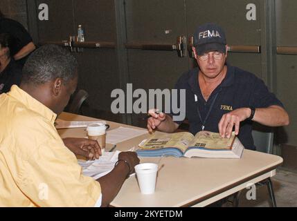 Ouragan Katrina, Baton Rouge, LA., 14 octobre 2005 - les employés de la FEMA fournissent une variété d'aide aux évacués d'ouragan qui vivent dans le River Centre. Patsy Lynch/FEMA Banque D'Images