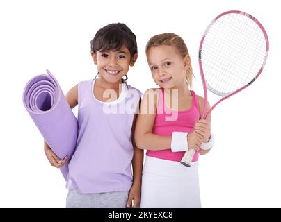 Quand nous grandiront, nous serons des pros. Portrait de deux petites filles dans des vêtements de sport se tenant à côté l'une de l'autre isolé sur blanc. Banque D'Images