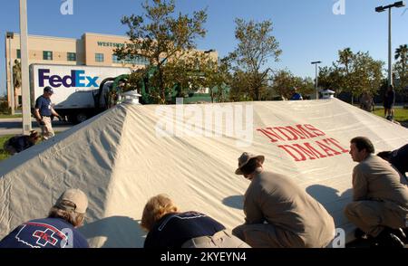Ouragan Katrina, Plantation, FL, 27 octobre 2005 -- des membres de l'équipe d'assistance médicale en cas de catastrophe de la FEMA ont installé des tentes qui serviront de base d'opérations pour voir des patients au centre médical régional de Westside. L'équipe DMAT est là pour aider à l'augmentation du nombre de patients aux urgences suite à l'ouragan Wilma. Jocelyn Augustino/FEMA Banque D'Images