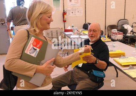 Ouragan Katrina, Ocean Springs, divers, 26 octobre 2005 -- Une résidente se retourne dans sa liste de contrôle alors qu'elle quitte le Centre de reprise après sinistre d'Ocean Springs (RDC). Les CRD sont mis en place pour aider les résidents touchés par l'ouragan Katrina à naviguer dans le processus de rétablissement de la FEMA. Banque D'Images