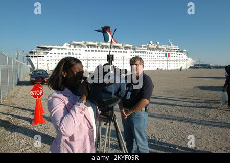 Ouragan Katrina, Pascagoula, divers, 29 octobre 2005 -- Gene Romano (à droite), responsable de l'information publique de la FEMA, parle aux médias de la fête du navire de croisière du Carnaval. La FEMA a loué le navire pour servir de logement temporaire aux résidents du Mississippi déplacés par l'ouragan Katrina. Banque D'Images