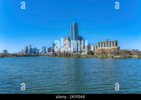 Vue panoramique sur la ville d'Austin, Texas, avec le fleuve Colorado et des appartements de luxe. Vue panoramique sur le paysage pittoresque du centre-ville avec pont sur l'eau Banque D'Images