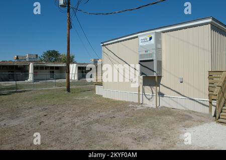 Ouragan Katrina, Ocean Springs, divers, 28 octobre 2005 -- de nouvelles salles de classe portables ont été fournies par la FEMA à l'école élémentaire d'Oak Park, à Ocean Springs. De nombreuses écoles du Mississippi côtier ont été détruites ou endommagées par l'ouragan Katrina. Banque D'Images