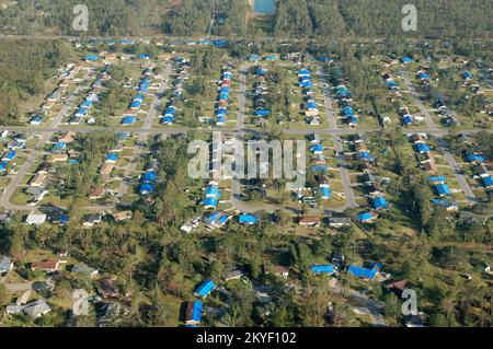 Ouragan Katrina, Ocean Springs, divers, 30 octobre 2005 -- les toits bleus sont visibles sur toute la côte du Mississippi. Les vents violents de l'ouragan Katrina ont endommagé les toits dans tout le Mississippi. Banque D'Images