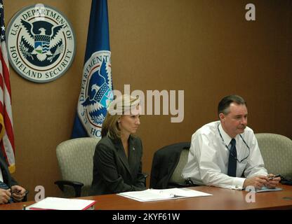 Ouragan Katrina, Washington, DC, 21 novembre 2005 -- le directeur par intérim de la FEMA, R. David Paulison et Fran Townsend, adjoint au président pour la sécurité intérieure et la lutte contre le terrorisme, se rencontrent au quartier général du ministère de la sécurité intérieure avec le secrétaire Chertoff pour passer en question les leçons tirées de l'ouragan Katrina. Barry Bahler/DHS Banque D'Images