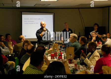 Ouragan Katrina, bâton-Rouge, LA, 29 novembre 2005 -- l'agent de coordination fédéral de Scott Wells s'adresse aux employés de la FEMA du JFO de bâton-Rouge lors d'une visite de la Nouvelle-Orléans du désastre de l'ouragan Katrina. Les travailleurs de la FEMA visitent les zones touchées par l'ouragan Katrina pour avoir une idée de la maginatude de la catastrophe et une compréhension de la façon dont ils peuvent mieux accomplir leur mission. PHOTO DE MARVIN NAUMAN/FEMA Banque D'Images