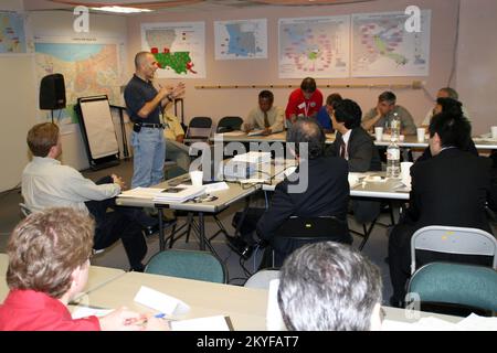 Ouragan Katrina, bâton-Rouge, LA, 12 décembre 2005 - l'officier de coordination fédéral Scott Wells décrit l'impact de l'ouragan Katrina et Rita ainsi que les pauses de lévee à la Nouvelle-Orléans à une délégation internationale en visite au bureau de campagne conjoint de Baton Rouge. Robert Kaufmann/FEMA Banque D'Images