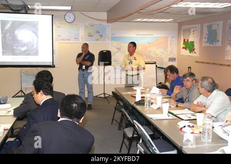 Ouragan Katrina, bâton-Rouge, LA (12 décembre 2005) - l'agent de coordination fédéral Scott Wells et l'agent de coordination adjoint de l'État Tom Kirkpatrick s'adresseront à une délégation internationale au Bureau de coordination conjoint à bâton-Rouge. L'objectif de la délégation est d'obtenir des renseignements sur les opérations et les procédures de la FEMA en matière d'intervention en cas de catastrophe et de reprise. Robert Kaufmann/FEMA Banque D'Images